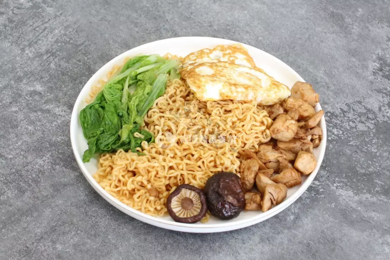 黑鮪魚肉燥乾麵