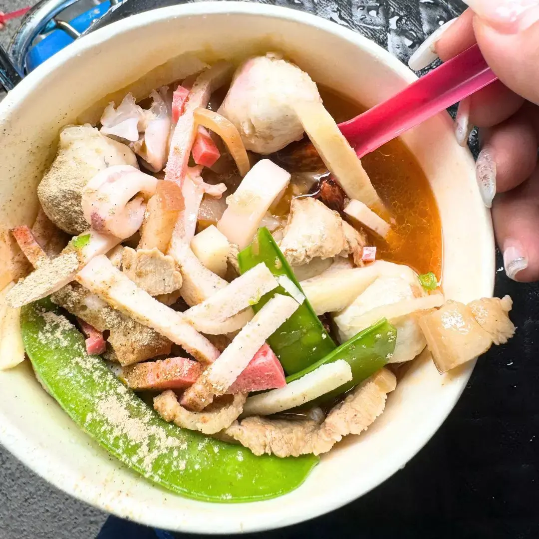 東港飯湯是東港迎王必吃美食之一,東港飯湯用料相當澎湃!具有在地文化特色~ 飯湯