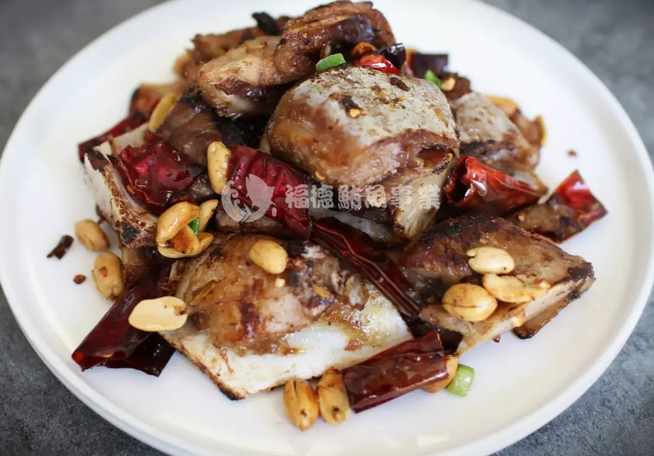 鮪魚下巴(骨肉)做成宮保風味~麻辣重口味加上鹹香花生~超適合搭配冰涼啤酒 鮪魚