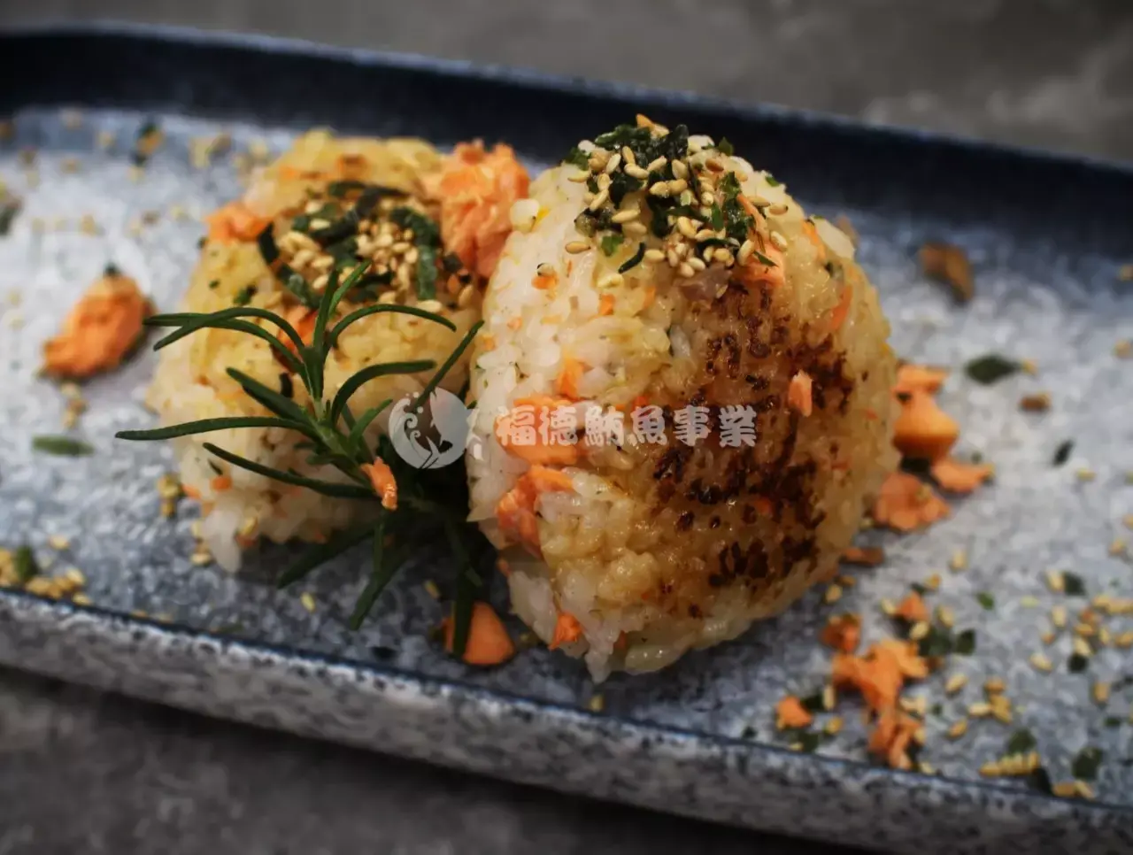 鮭魚飯糰夏日野餐系列-媽媽們成就感滿滿、小孩們為之瘋狂的製作方法 鮭魚飯糰日式風味